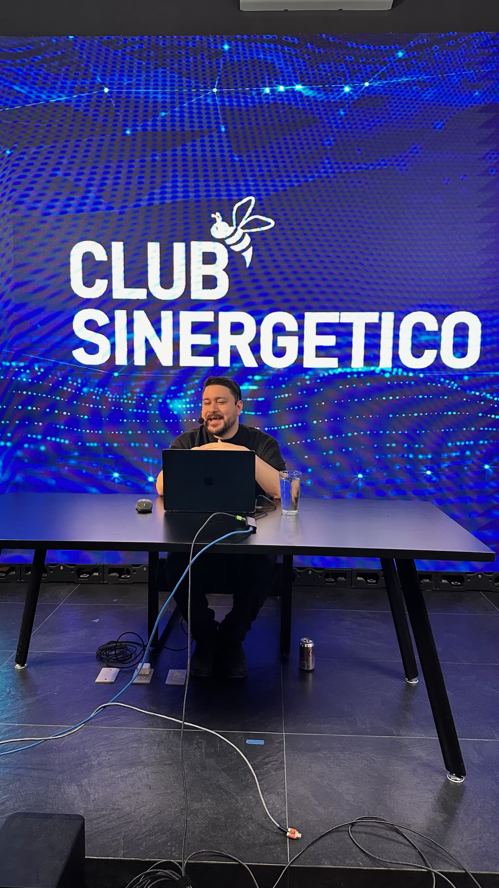 David Iriza impartiendo clase en vivo en Club Sinergético
